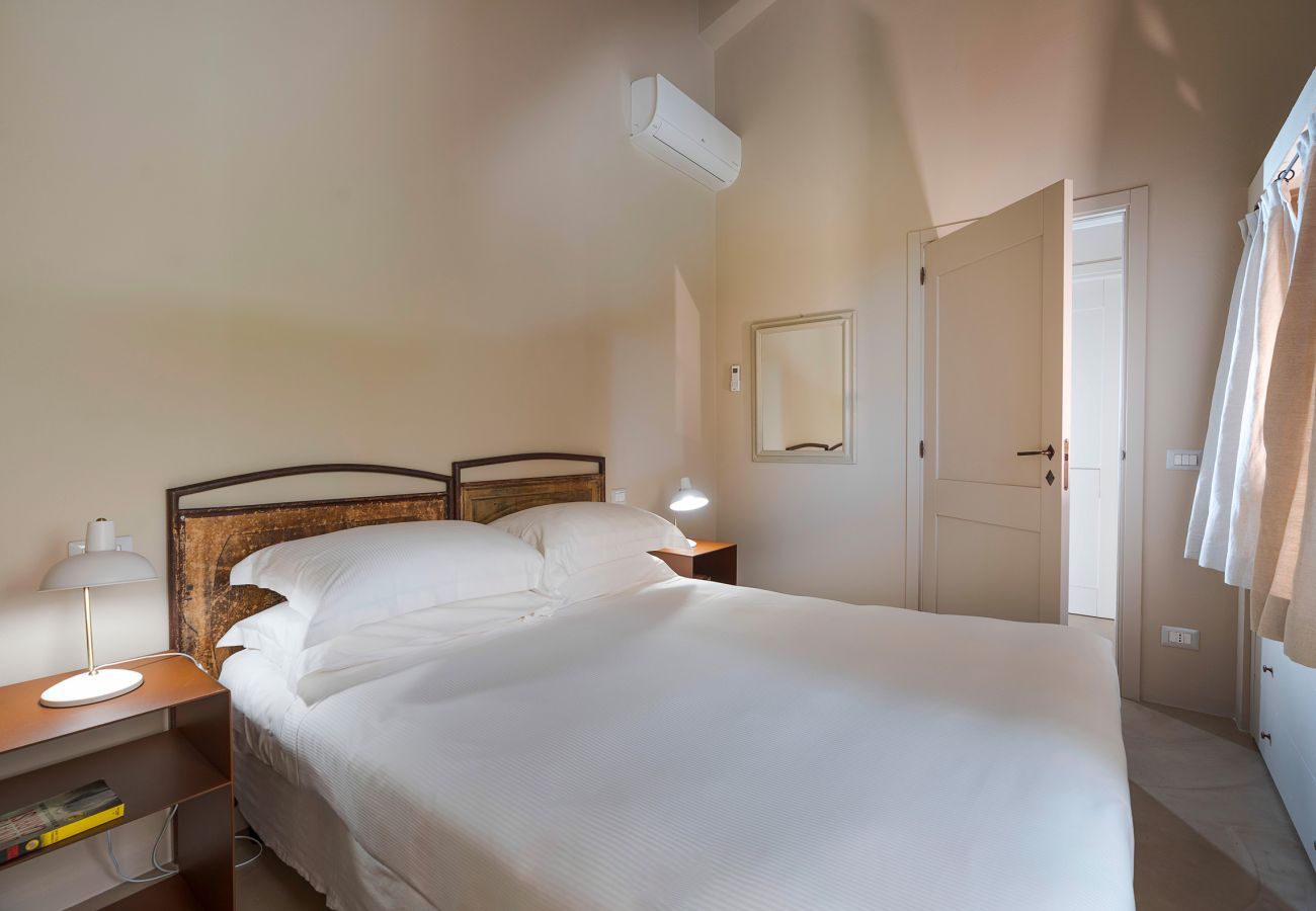 Villa a Scicli - Villa con terrazza e giardino privato. Piscina in comune. Scicli, Sicilia - Ulivi