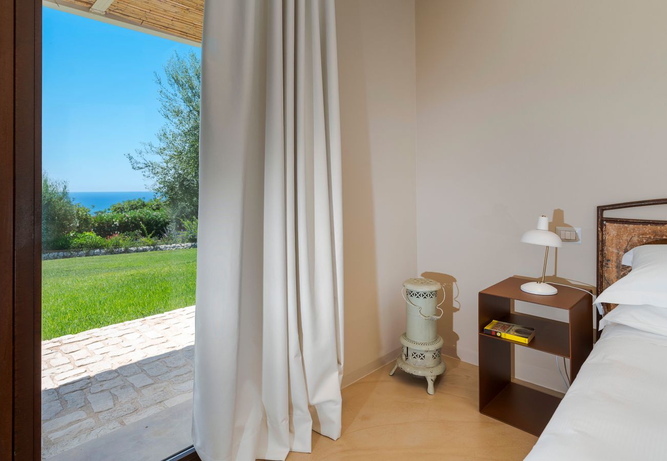 Villa a Scicli - Villa con terrazza e giardino privato. Piscina in comune. Scicli, Sicilia - Ulivi