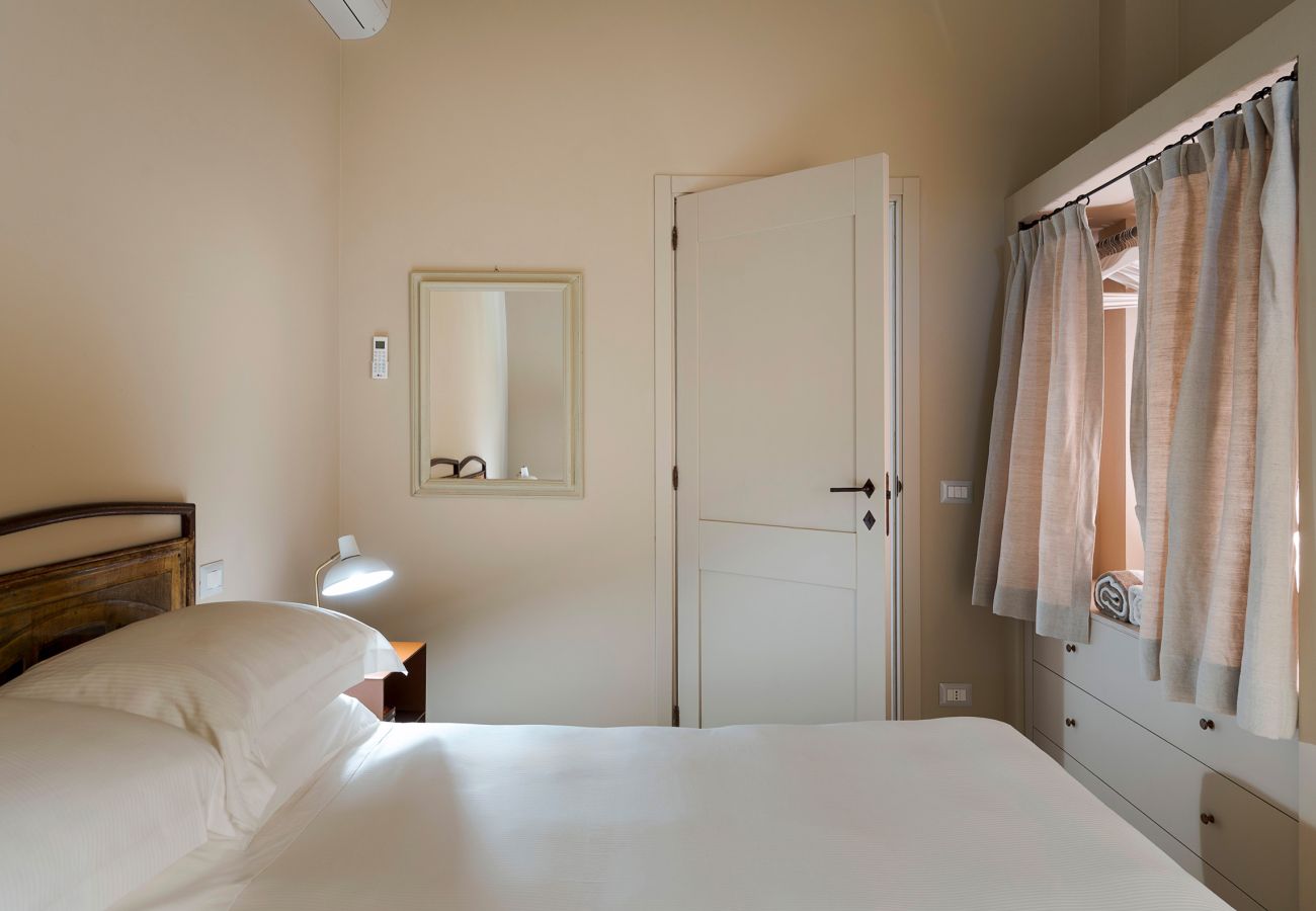 Villa a Scicli - Villa con terrazza e giardino privato. Piscina in comune. Scicli, Sicilia - Ulivi