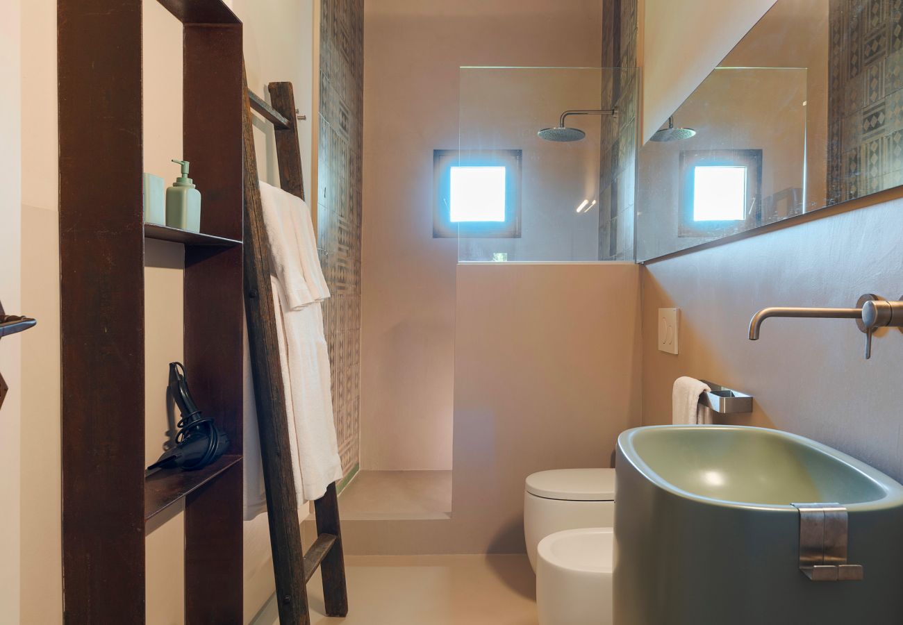 Villa a Scicli - Villa con terrazza e giardino privato. Piscina in comune. Scicli, Sicilia - Ulivi