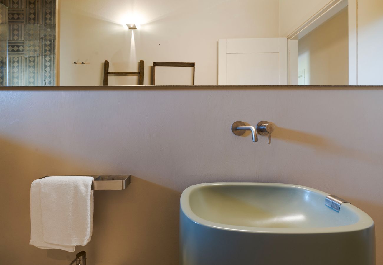 Villa a Scicli - Villa con terrazza e giardino privato. Piscina in comune. Scicli, Sicilia - Ulivi