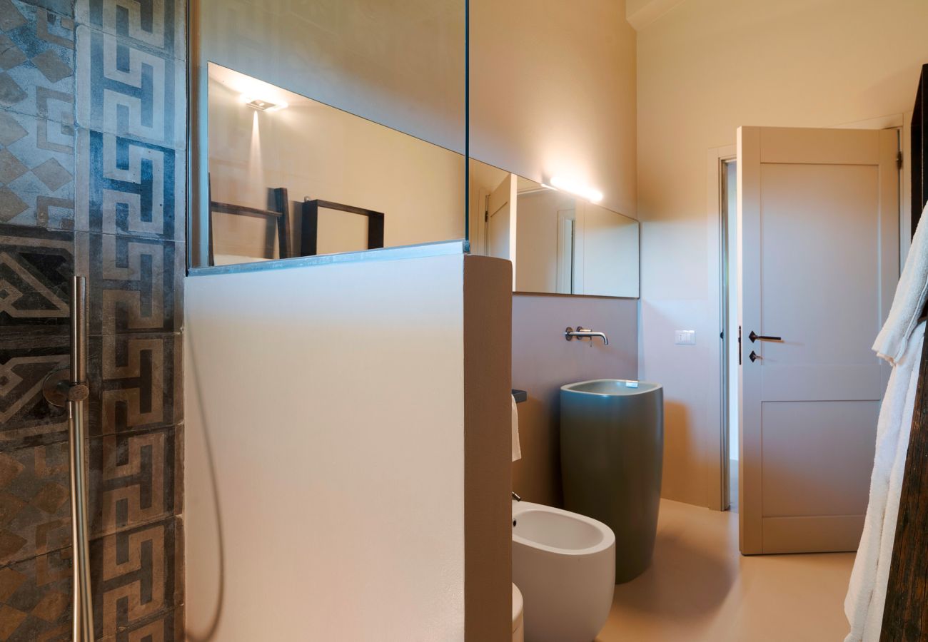 Villa a Scicli - Villa con terrazza e giardino privato. Piscina in comune. Scicli, Sicilia - Ulivi