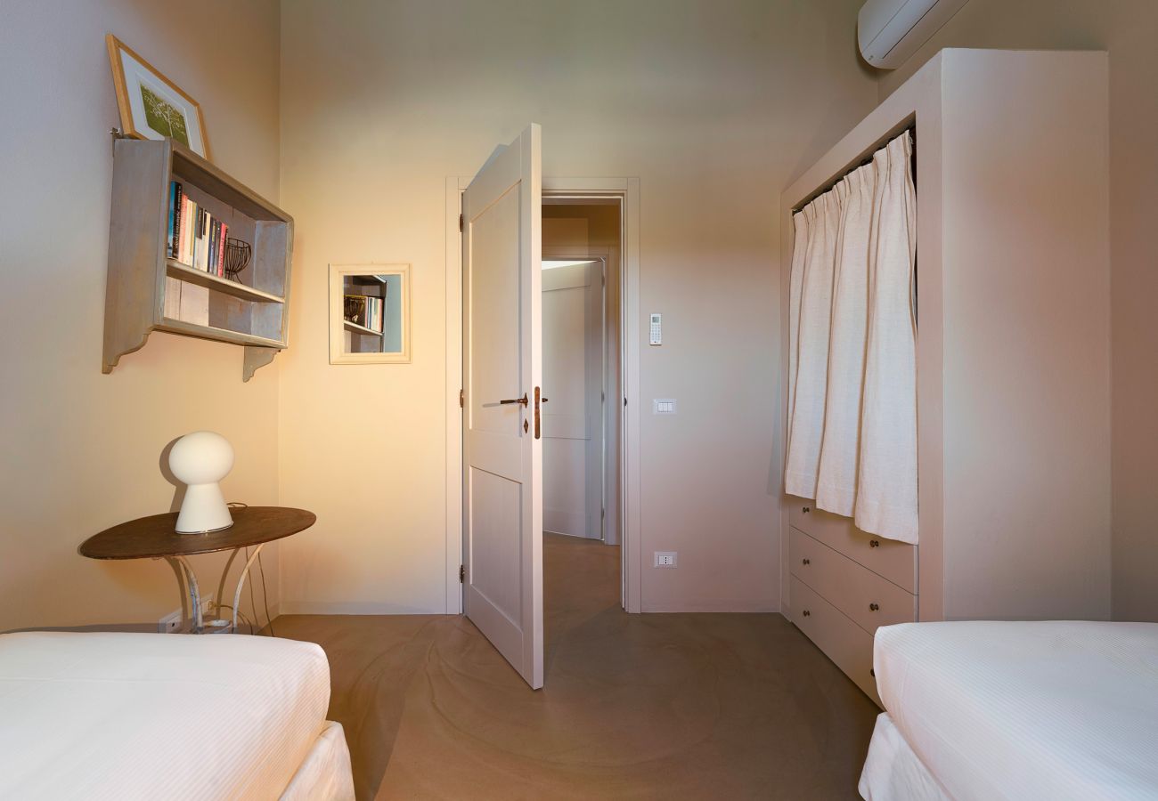 Villa a Scicli - Villa con terrazza e giardino privato. Piscina in comune. Scicli, Sicilia - Ulivi