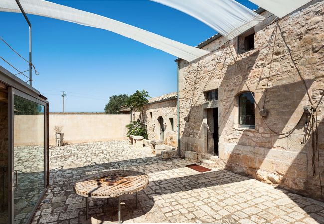 Villa a Santa Croce Camerina - Villa d’autore con piscina a Ragusa, Sicily - 11 pax Villa a Santa Croce Camerina - Villa d’autore con piscina a Ragusa, Sicily - 11 pax