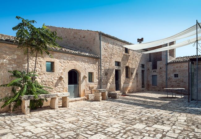 Villa a Santa Croce Camerina - Villa d’autore con piscina a Ragusa, Sicily - 11 pax Villa a Santa Croce Camerina - Villa d’autore con piscina a Ragusa, Sicily - 11 pax