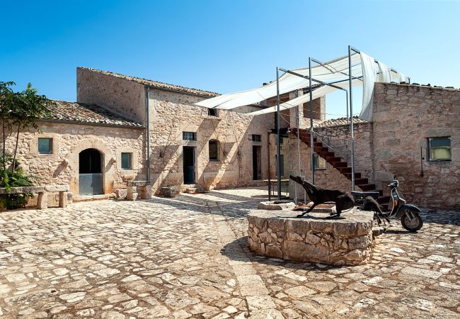 Villa a Santa Croce Camerina - Villa d’autore con piscina a Ragusa, Sicily - 11 pax Villa a Santa Croce Camerina - Villa d’autore con piscina a Ragusa, Sicily - 11 pax