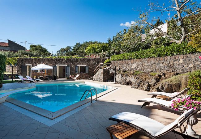 Villa a Ragalna - Villa di campagna con piscina sull'Etna - DiCasaInSicilia