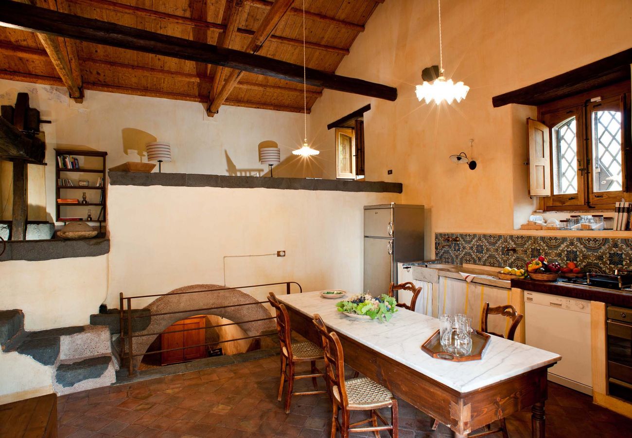 Casa a Trecastagni - Antico casale di campagna sull'Etna con 3 camere da letto, Sicily