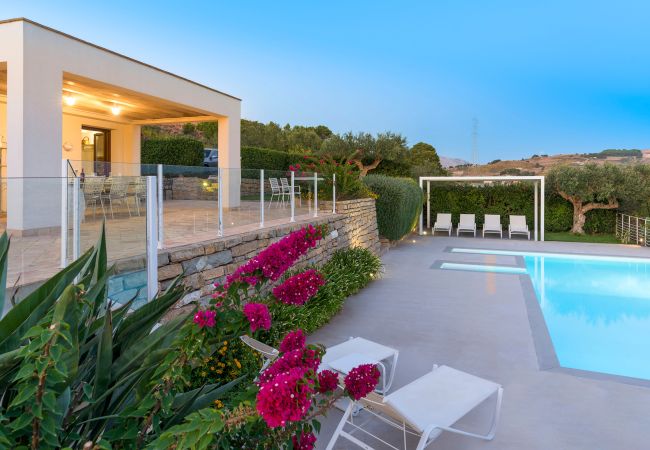 Villa a Buseto Palizzolo - Splendida villa di campagna con piscina Villa a Buseto Palizzolo - Splendida villa di campagna con piscina