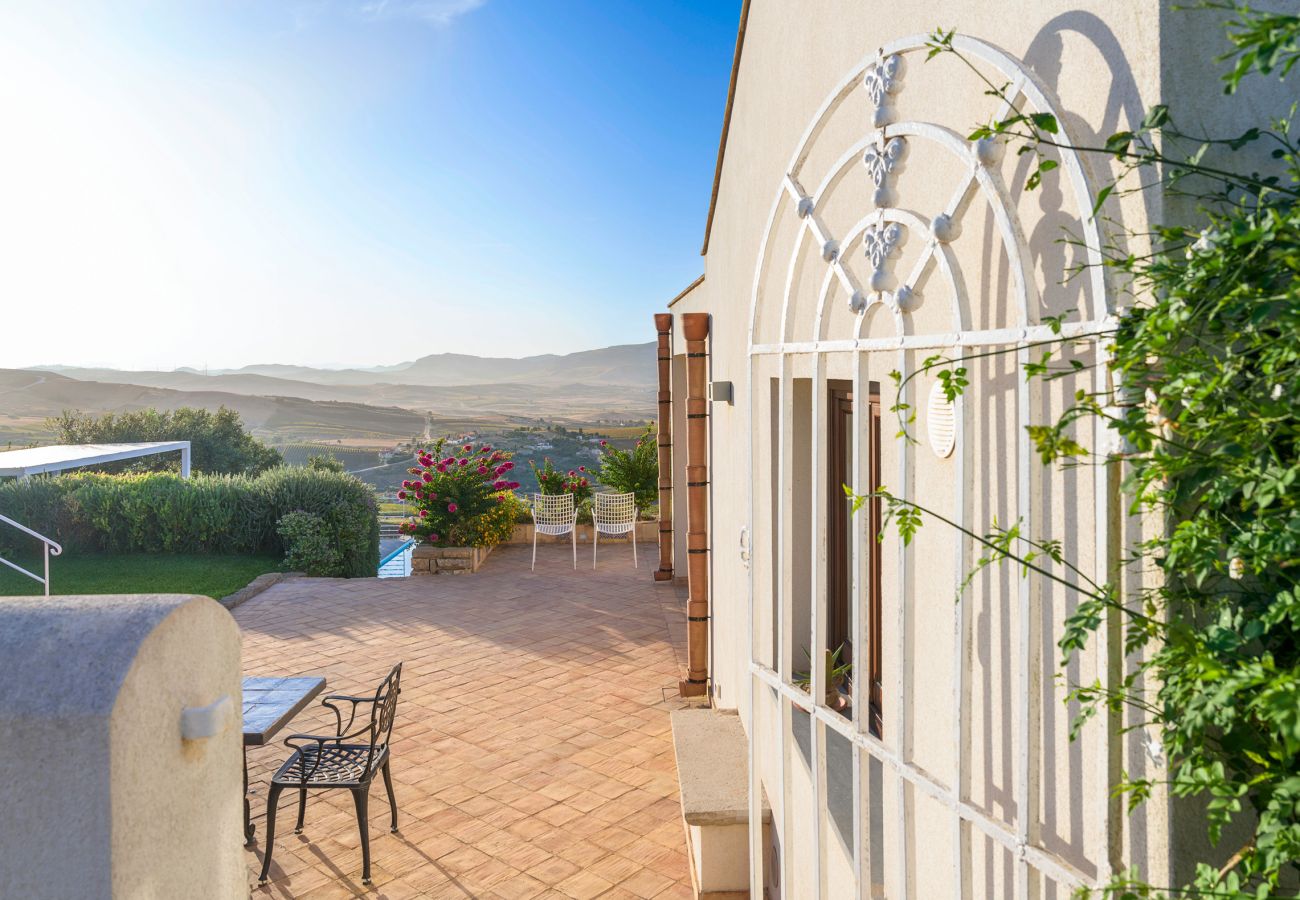 Villa a Buseto Palizzolo - Splendida villa di campagna con piscina