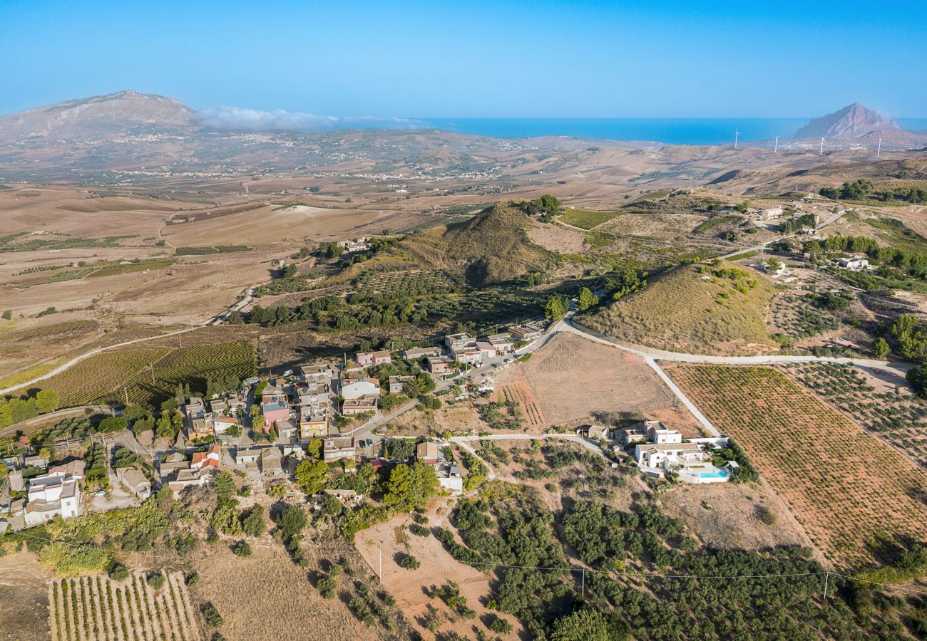 Villa a Buseto Palizzolo - Splendida villa di campagna con piscina