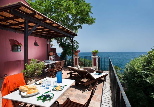  a Torre Archirafi - Appartamento fronte mare nei borghi della Riviera Ionica, Sicily 3 camere da letto