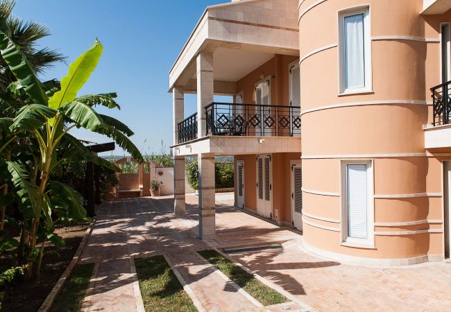 Villa a Noto - Villa con piscina, 450 metri dal mare di San Lorenzo, Noto, Sicilia - 14 pax Villa a Noto - Villa con piscina, 450 metri dal mare di San Lorenzo, Noto, Sicilia - 14 pax