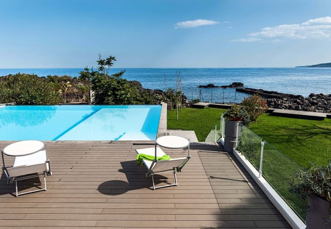  a Stazzo - Appartamento con terrazza e accesso diretto al mare. Piscina in comune. Corallo