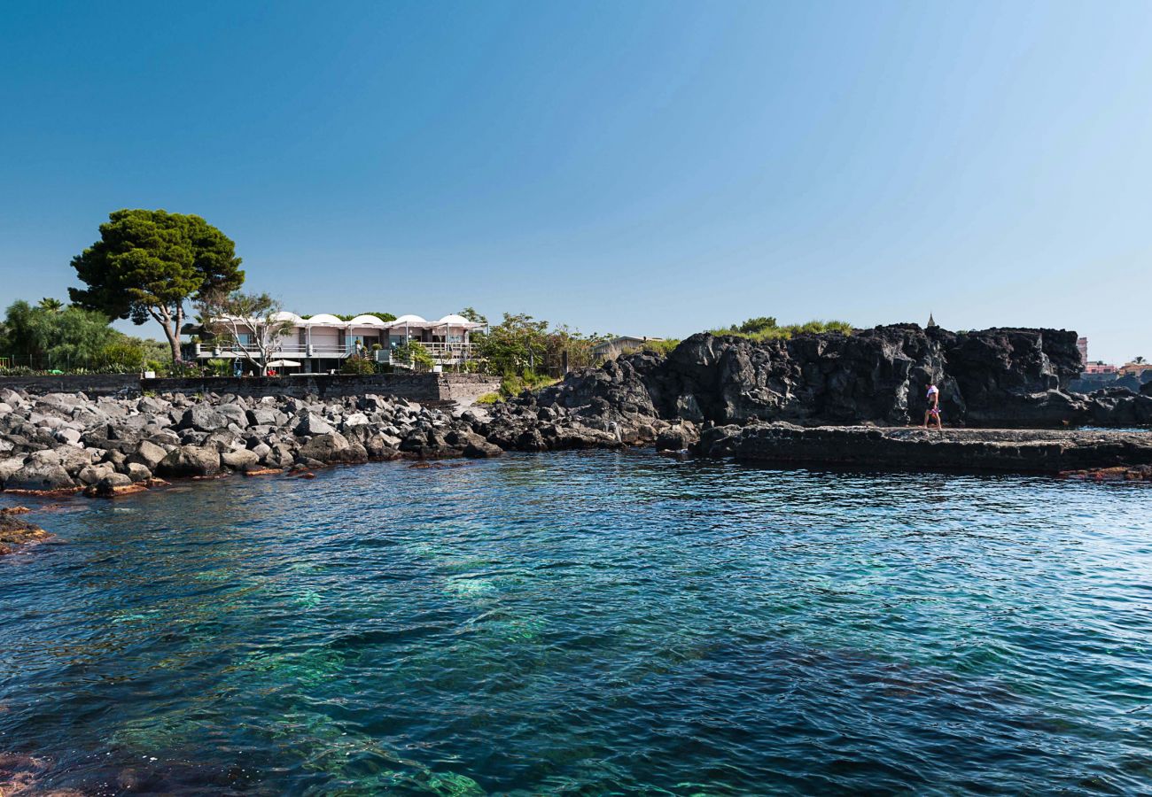 Appartamento a Stazzo - Appartamento con terrazza e accesso diretto al mare. Piscina in comune. Corallo