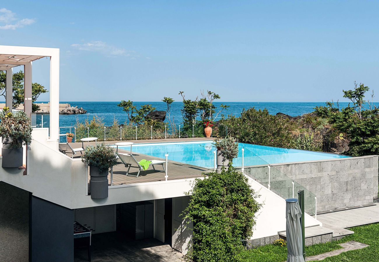 Appartamento a Stazzo - Appartamento con terrazza e accesso diretto al mare. Piscina in comune. Corallo