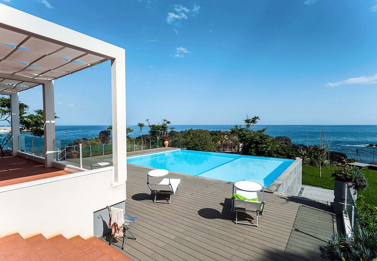 Appartamento a Stazzo - Appartamento con terrazza e accesso diretto al mare. Piscina in comune. Corallo