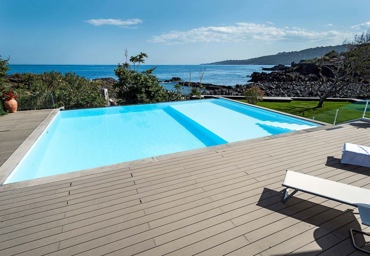 Appartamento a Stazzo - Appartamento con terrazza e accesso diretto al mare. Piscina in comune. Corallo