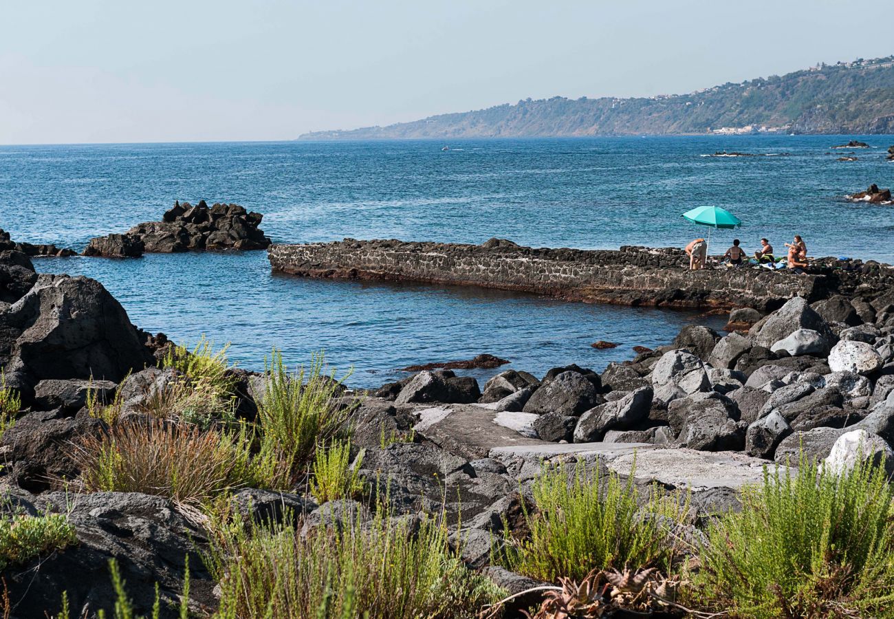 Appartamento a Stazzo - Appartamento con terrazza e accesso diretto al mare. Piscina in comune. Corallo