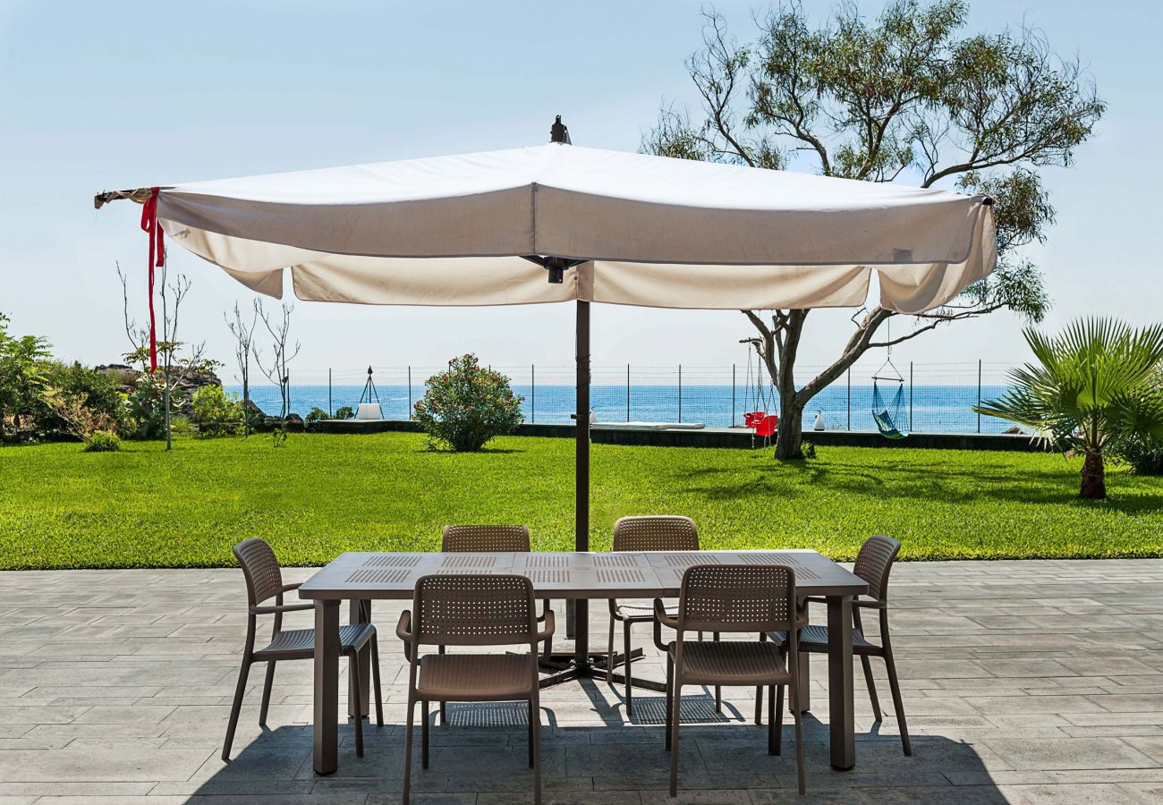 Appartamento a Stazzo - Appartamento con terrazza e accesso diretto al mare. Piscina in comune. Corallo