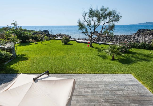 Appartamento a Stazzo - Casa con terrazza e accesso diretto al mare. Piscina in comune.  Appartamento a Stazzo - Casa con terrazza e accesso diretto al mare. Piscina in comune.