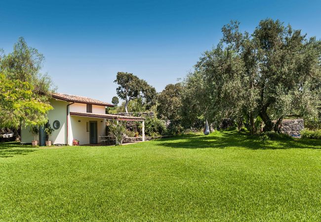 Appartamento a Stazzo - Casa con terrazza e accesso diretto al mare. Piscina in comune.  Appartamento a Stazzo - Casa con terrazza e accesso diretto al mare. Piscina in comune.