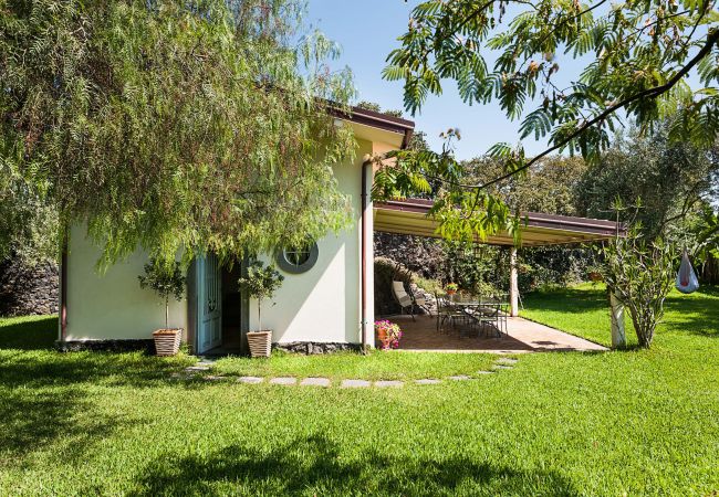 Appartamento a Stazzo - Casa con terrazza e accesso diretto al mare. Piscina in comune.  Appartamento a Stazzo - Casa con terrazza e accesso diretto al mare. Piscina in comune.
