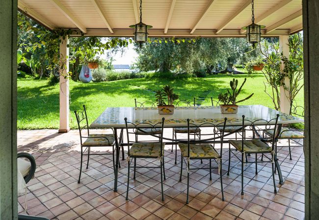 Appartamento a Stazzo - Casa con terrazza e accesso diretto al mare. Piscina in comune.  Appartamento a Stazzo - Casa con terrazza e accesso diretto al mare. Piscina in comune.