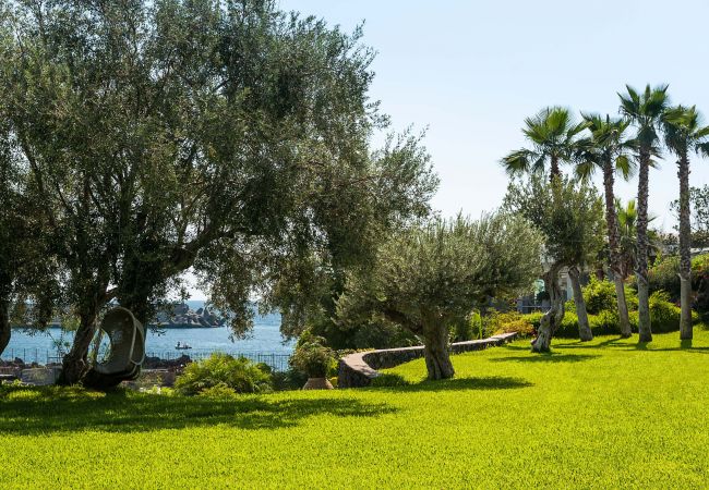 Appartamento a Stazzo - Casa con terrazza e accesso diretto al mare. Piscina in comune.  Appartamento a Stazzo - Casa con terrazza e accesso diretto al mare. Piscina in comune.