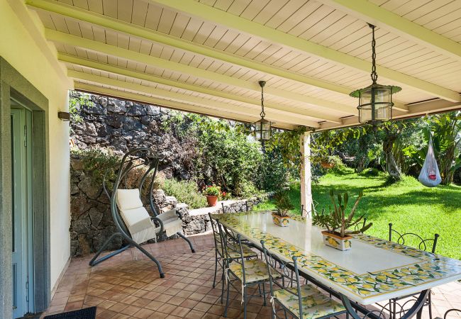 Appartamento a Stazzo - Casa con terrazza e accesso diretto al mare. Piscina in comune.  Appartamento a Stazzo - Casa con terrazza e accesso diretto al mare. Piscina in comune.