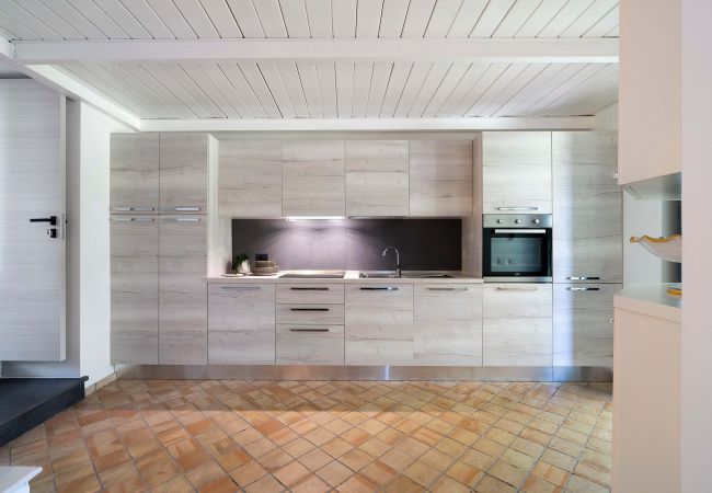 Appartamento a Stazzo - Casa con terrazza e accesso diretto al mare. Piscina in comune.  Appartamento a Stazzo - Casa con terrazza e accesso diretto al mare. Piscina in comune.