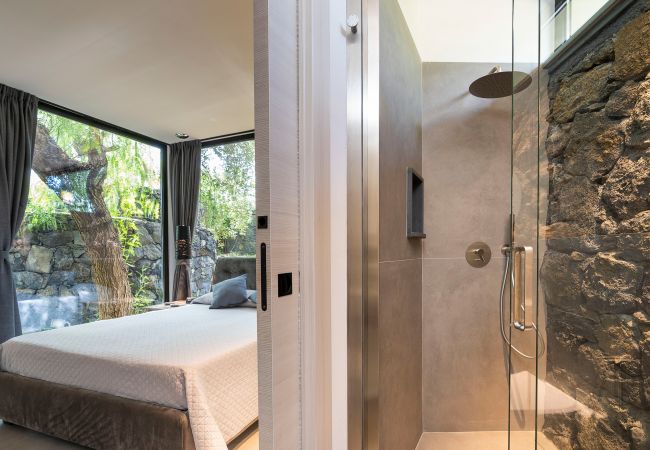 Appartamento a Stazzo - Casa con terrazza e accesso diretto al mare. Piscina in comune.  Appartamento a Stazzo - Casa con terrazza e accesso diretto al mare. Piscina in comune.