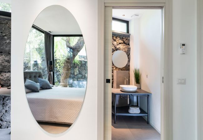 Appartamento a Stazzo - Casa con terrazza e accesso diretto al mare. Piscina in comune.  Appartamento a Stazzo - Casa con terrazza e accesso diretto al mare. Piscina in comune.