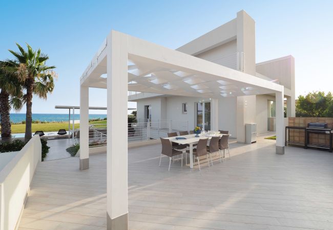Villa a Marina di Modica - Villa fronte mare con piscina e area wellness a Marina di Modica, Sicilia Villa a Marina di Modica - Villa fronte mare con piscina e area wellness a Marina di Modica, Sicilia