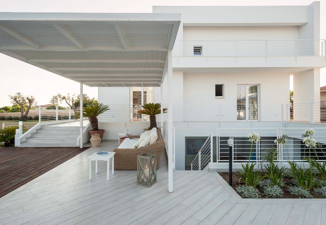 Villa a Marina di Modica - Villa fronte mare con piscina e area wellness a Marina di Modica, Sicilia Villa a Marina di Modica - Villa fronte mare con piscina e area wellness a Marina di Modica, Sicilia