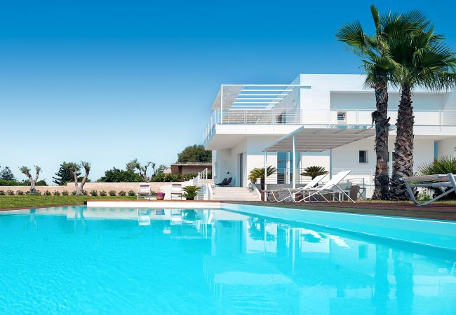 Villa a Marina di Modica - Villa fronte mare con piscina e area wellness a Marina di Modica, Sicilia Villa a Marina di Modica - Villa fronte mare con piscina e area wellness a Marina di Modica, Sicilia