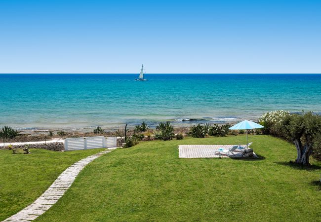 Villa a Marina di Modica - Villa fronte mare con piscina e area wellness a Marina di Modica, Sicilia Villa a Marina di Modica - Villa fronte mare con piscina e area wellness a Marina di Modica, Sicilia
