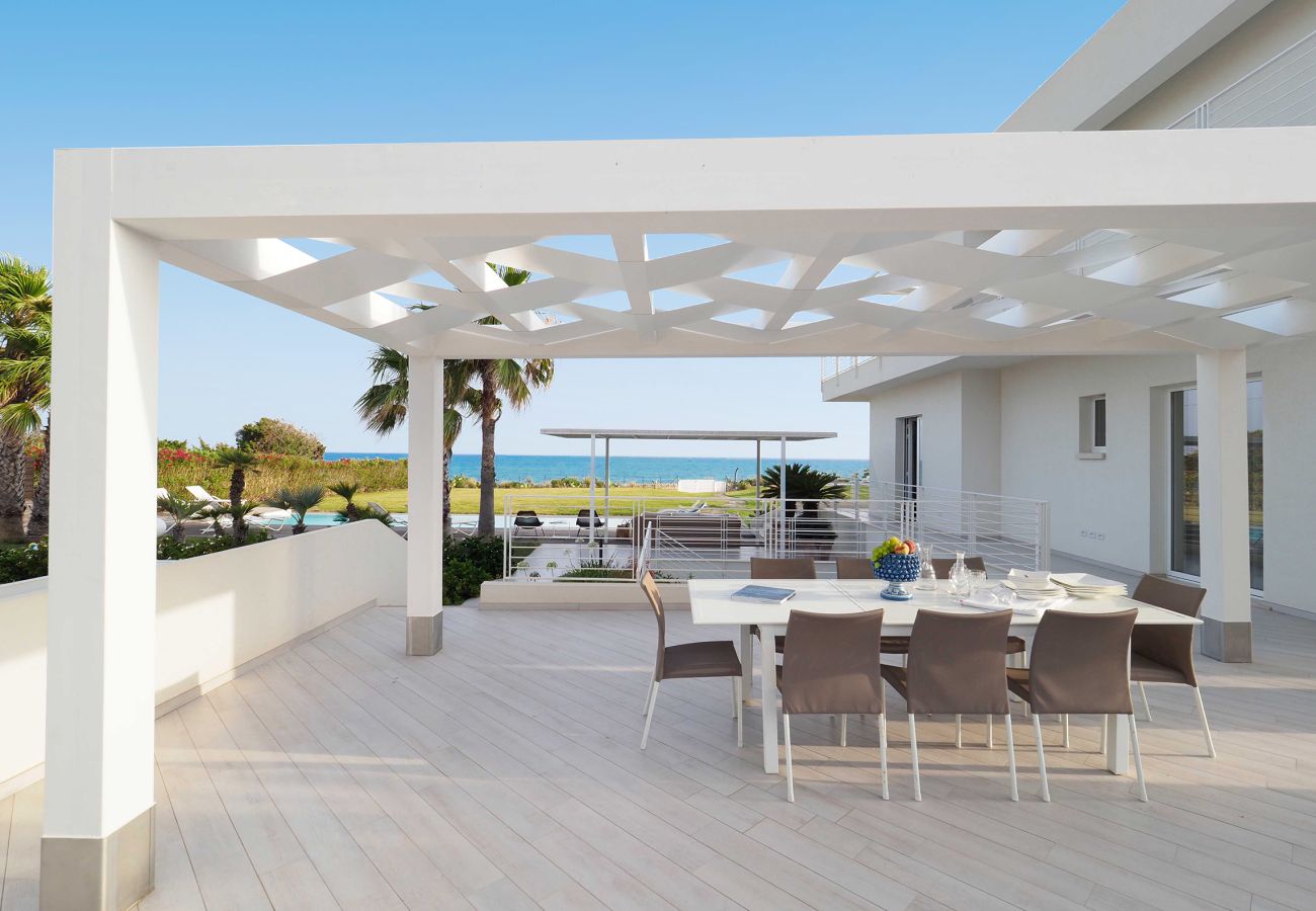 Villa a Marina di Modica - Villa fronte mare con piscina e area wellness a Marina di Modica, Sicilia