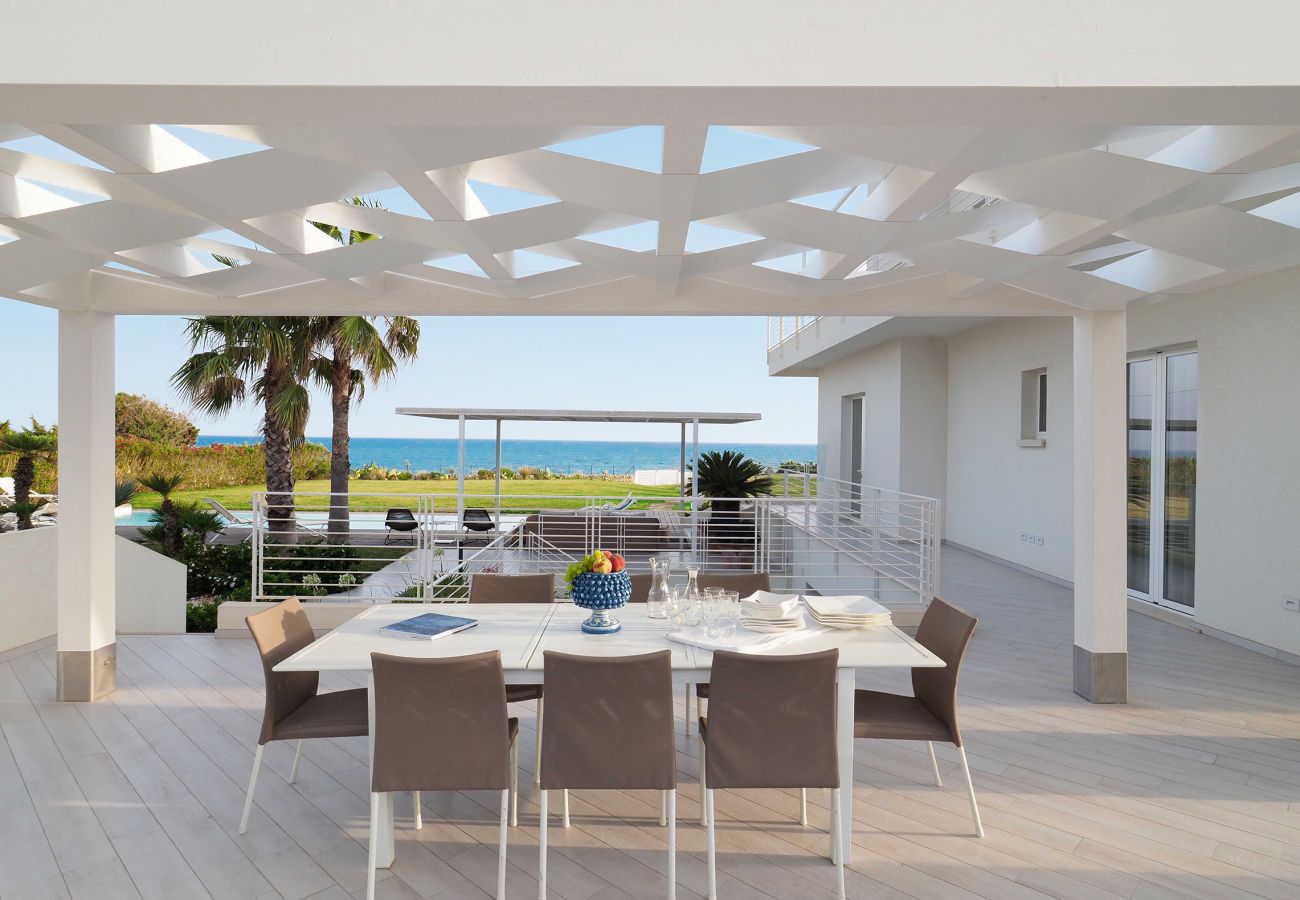 Villa a Marina di Modica - Villa fronte mare con piscina e area wellness a Marina di Modica, Sicilia