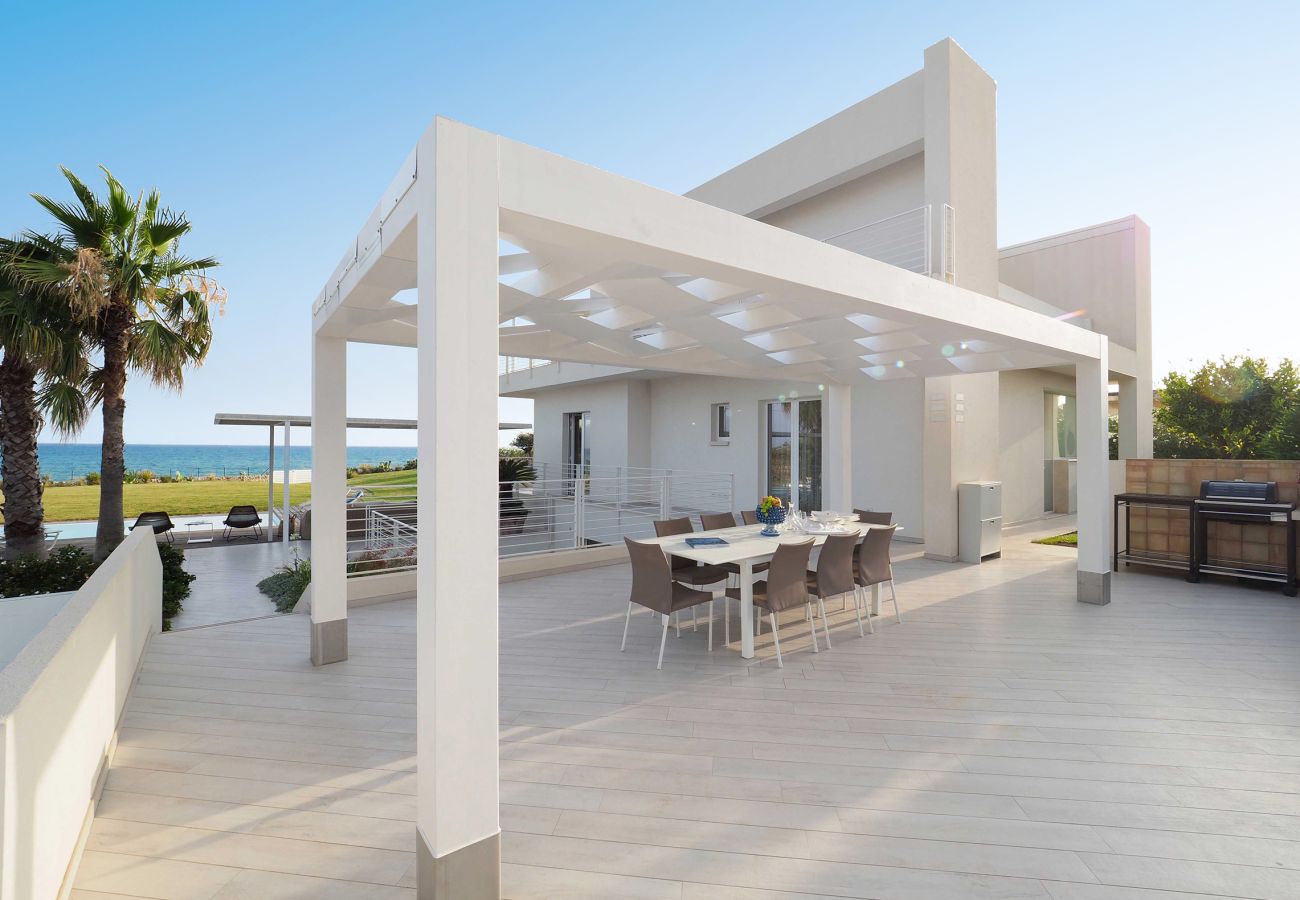 Villa a Marina di Modica - Villa fronte mare con piscina e area wellness a Marina di Modica, Sicilia