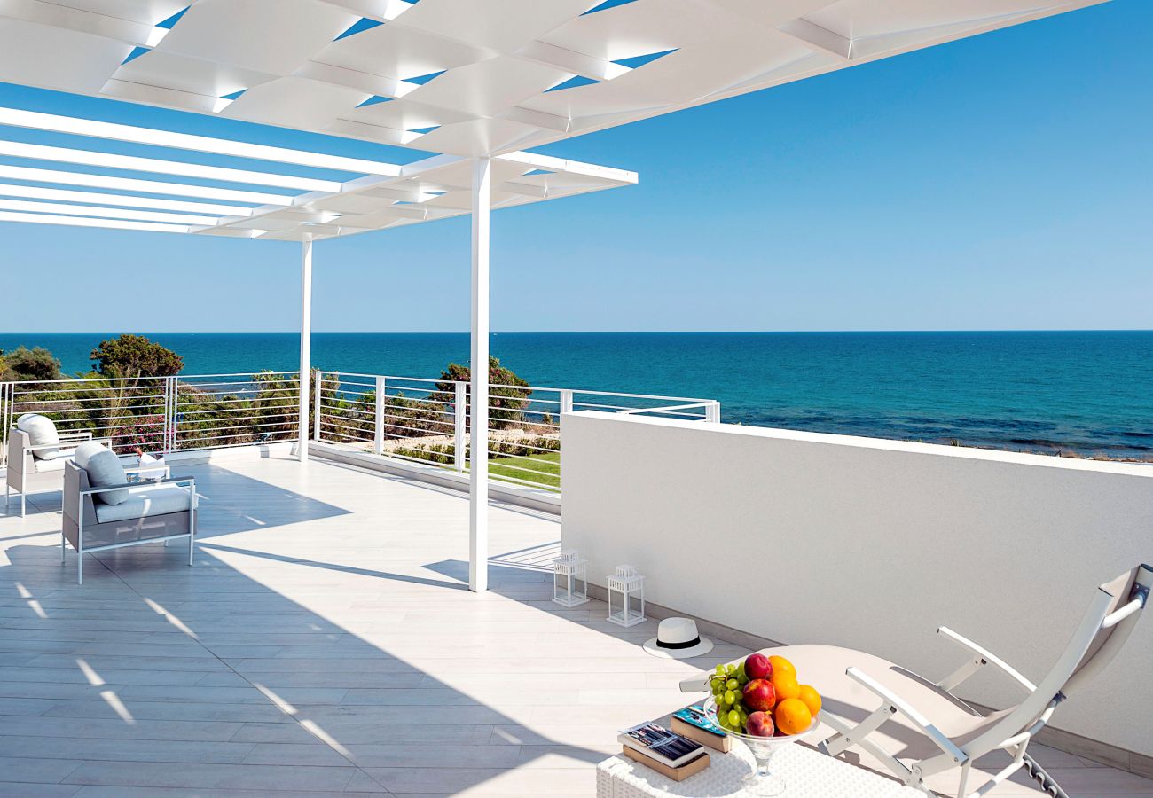 Villa a Marina di Modica - Villa fronte mare con piscina e area wellness a Marina di Modica, Sicilia