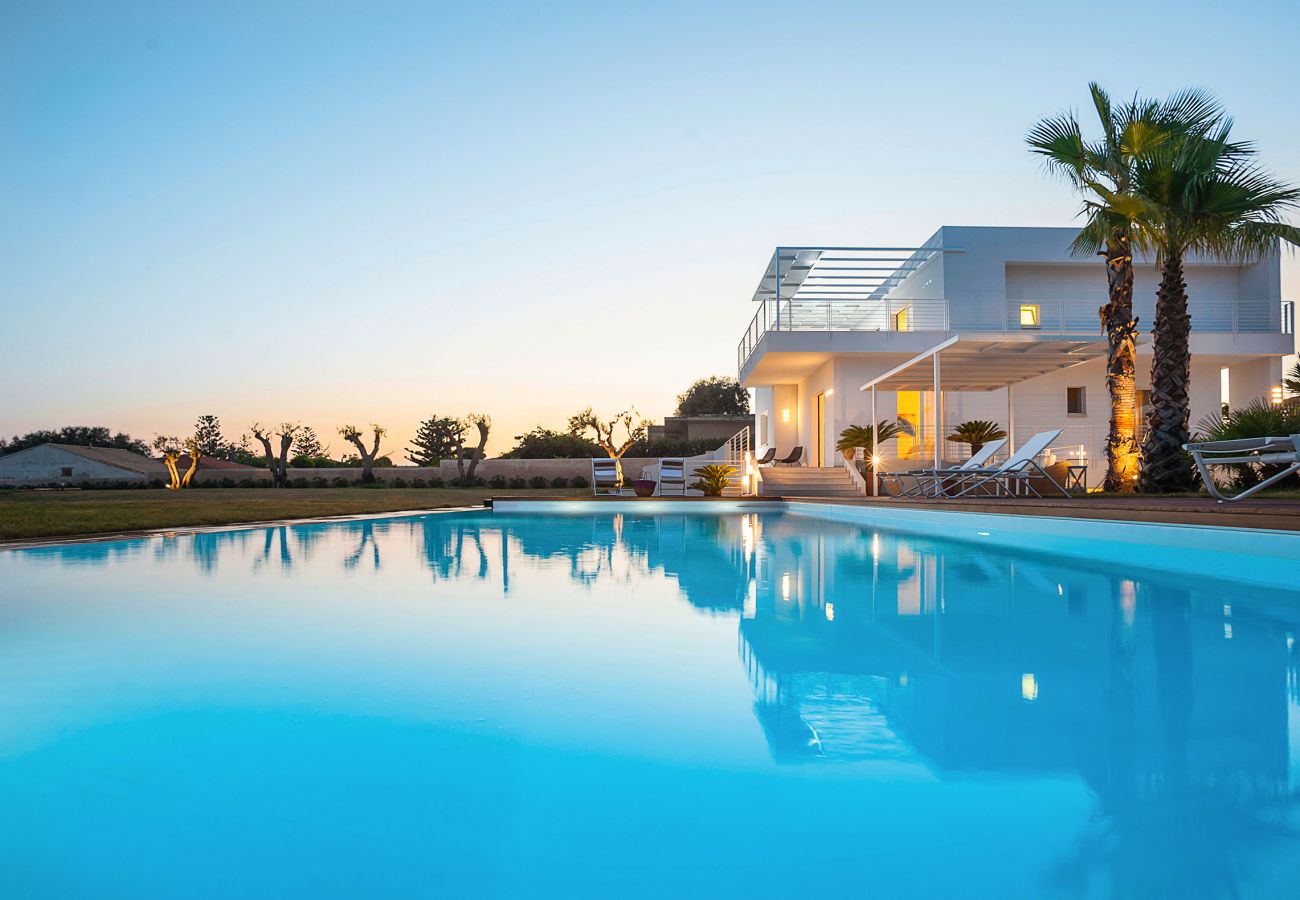 Villa a Marina di Modica - Villa fronte mare con piscina e area wellness a Marina di Modica, Sicilia