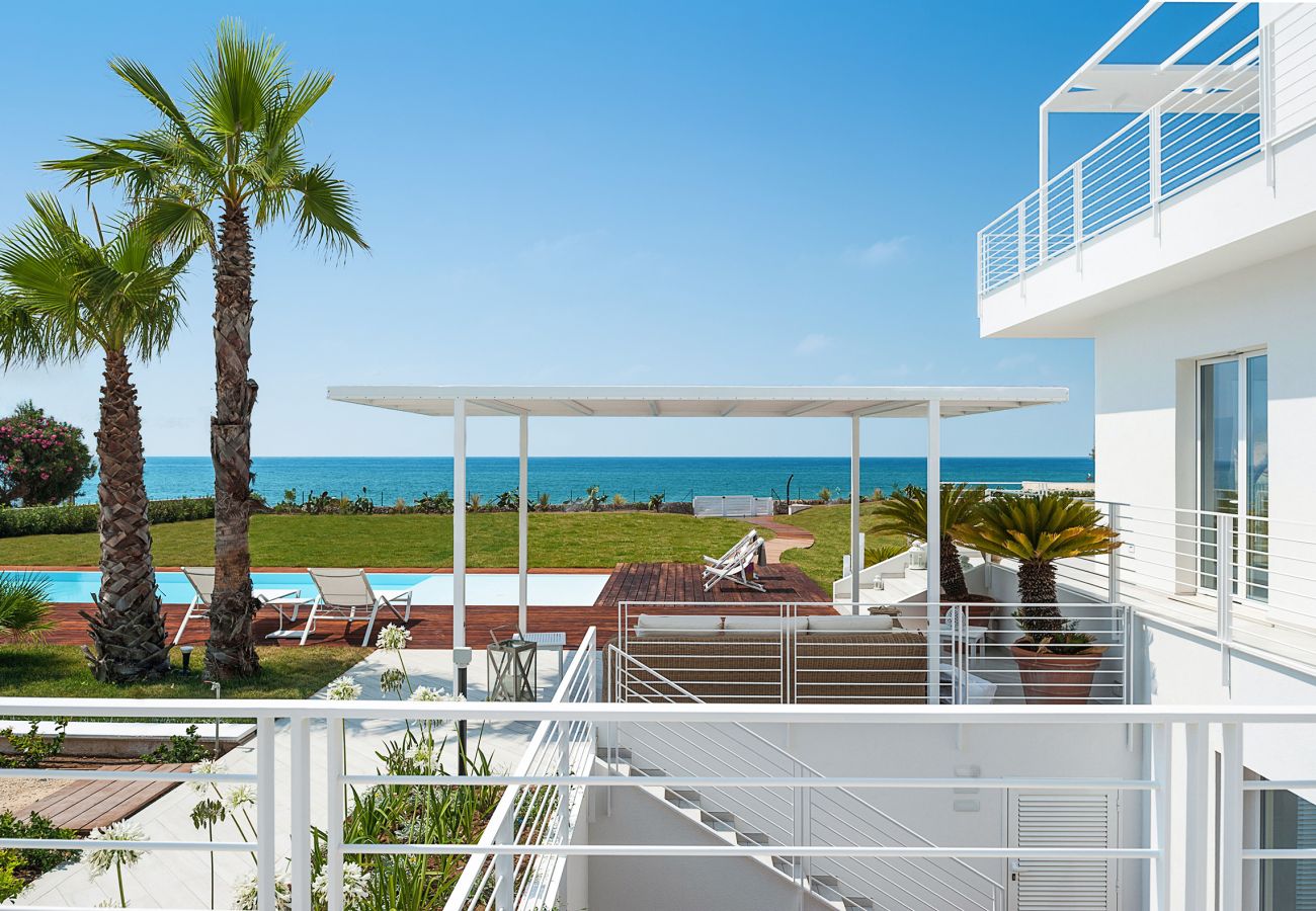 Villa a Marina di Modica - Villa fronte mare con piscina e area wellness a Marina di Modica, Sicilia