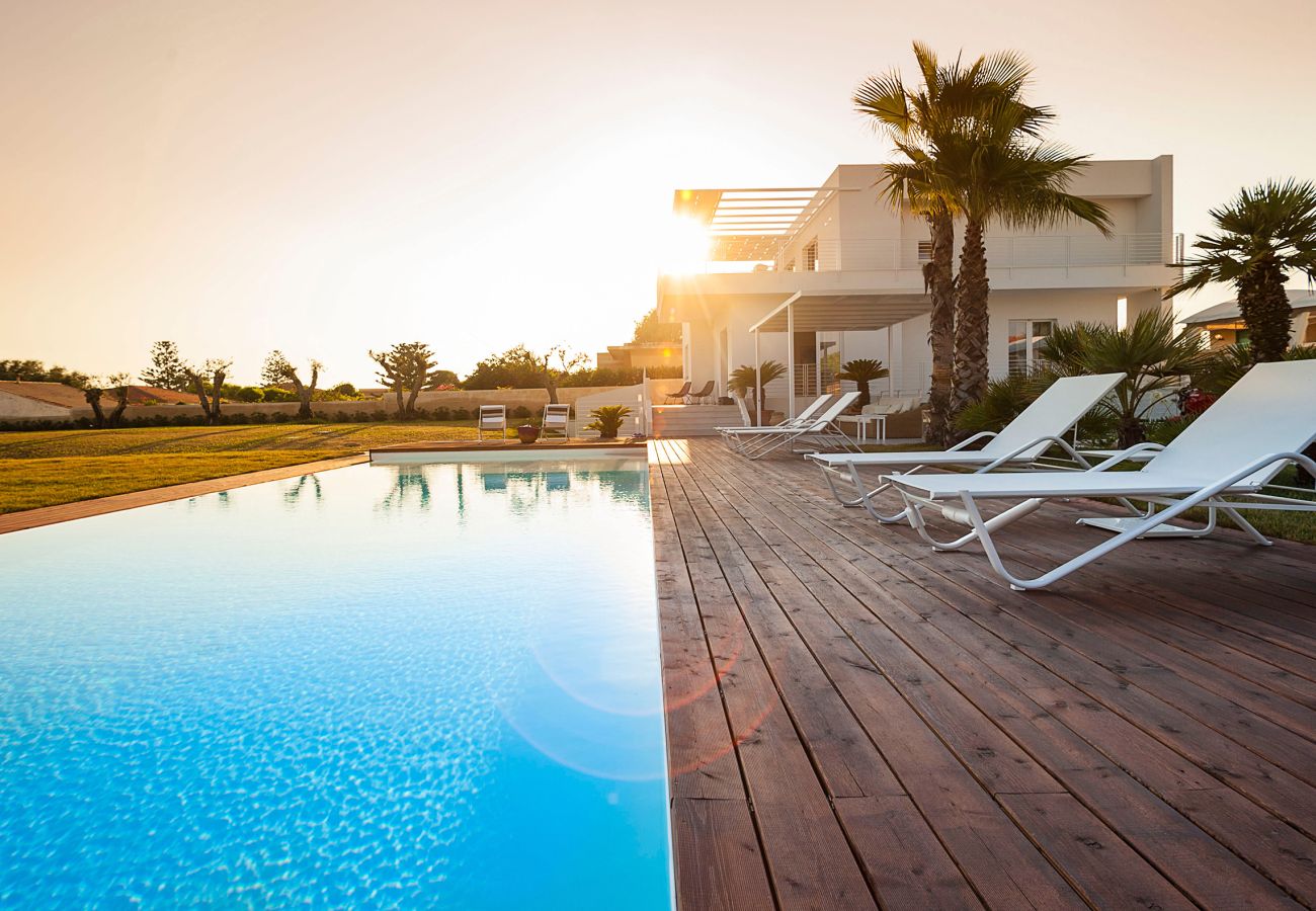 Villa a Marina di Modica - Villa fronte mare con piscina e area wellness a Marina di Modica, Sicilia