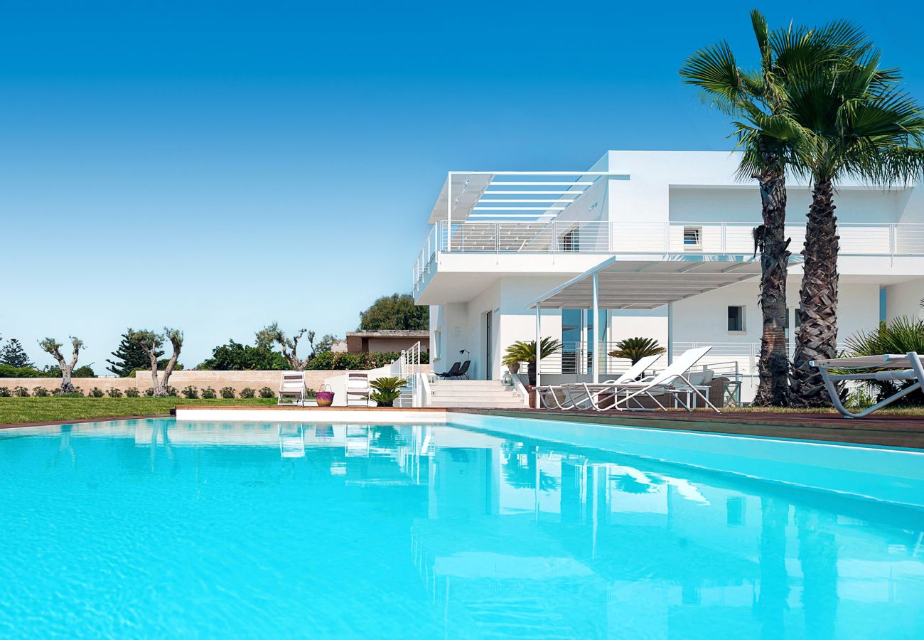 Villa a Marina di Modica - Villa fronte mare con piscina e area wellness a Marina di Modica, Sicilia