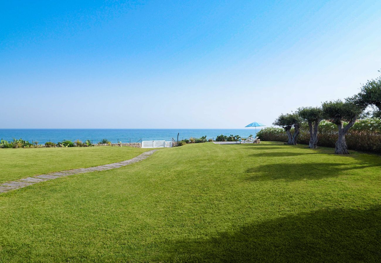 Villa a Marina di Modica - Villa fronte mare con piscina e area wellness a Marina di Modica, Sicilia