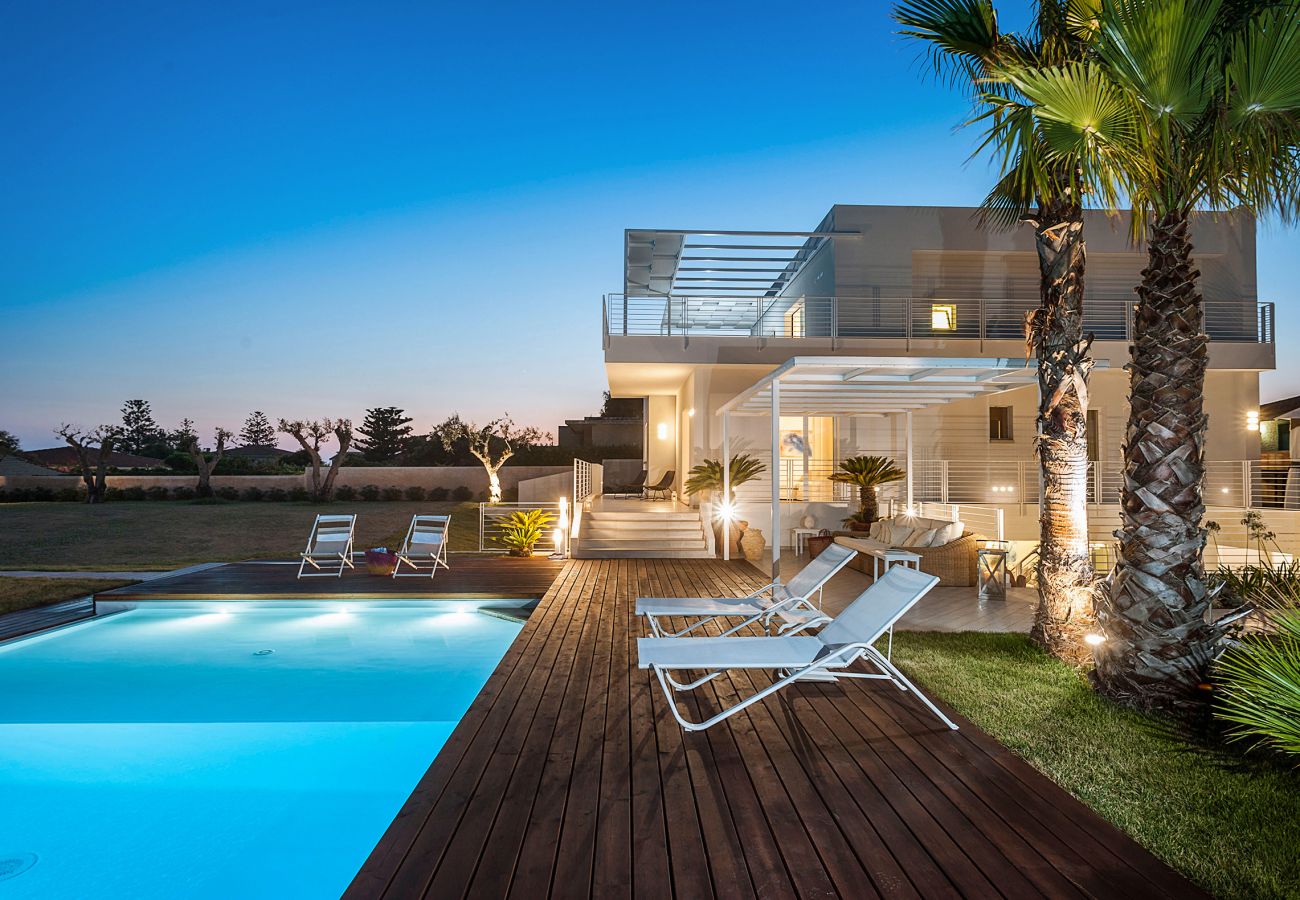 Villa a Marina di Modica - Villa fronte mare con piscina e area wellness a Marina di Modica, Sicilia