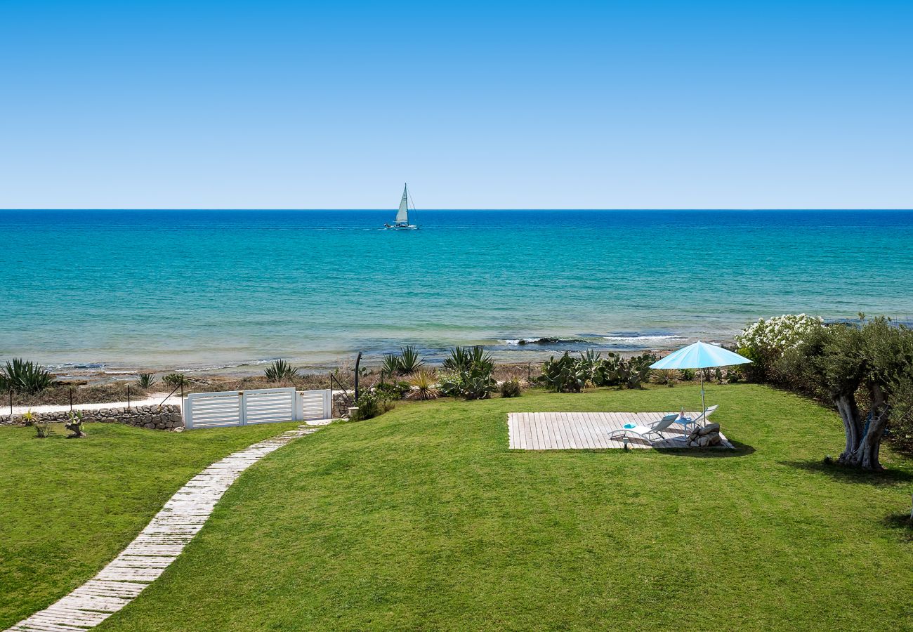 Villa a Marina di Modica - Villa fronte mare con piscina e area wellness a Marina di Modica, Sicilia