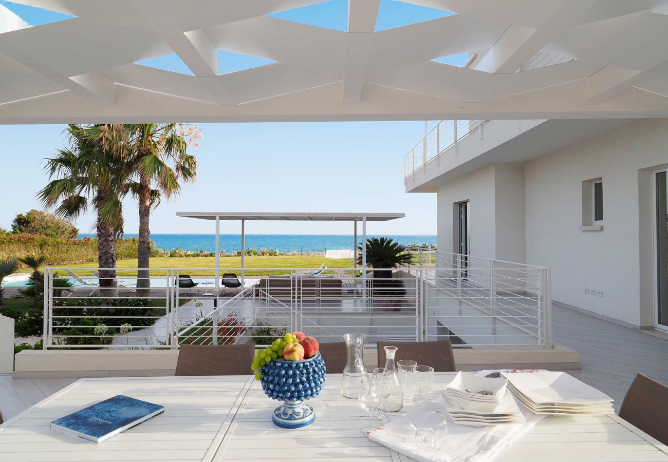 Villa a Marina di Modica - Villa fronte mare con piscina e area wellness a Marina di Modica, Sicilia