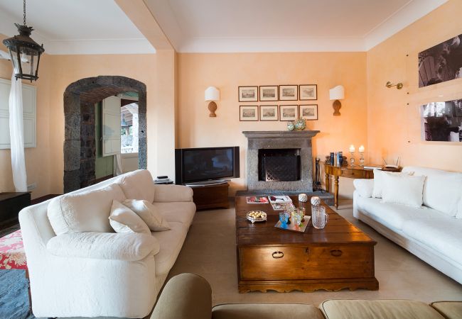 Villa a Milo - Villa con piscina e vista mare sull’Etna, Sicily - 12 pax Villa a Milo - Villa con piscina e vista mare sull’Etna, Sicily - 12 pax